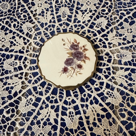 Stratton Compact in Gold w/ White Enamel & Lavender Rose / Vintage 50s England - Picture 2 of 9